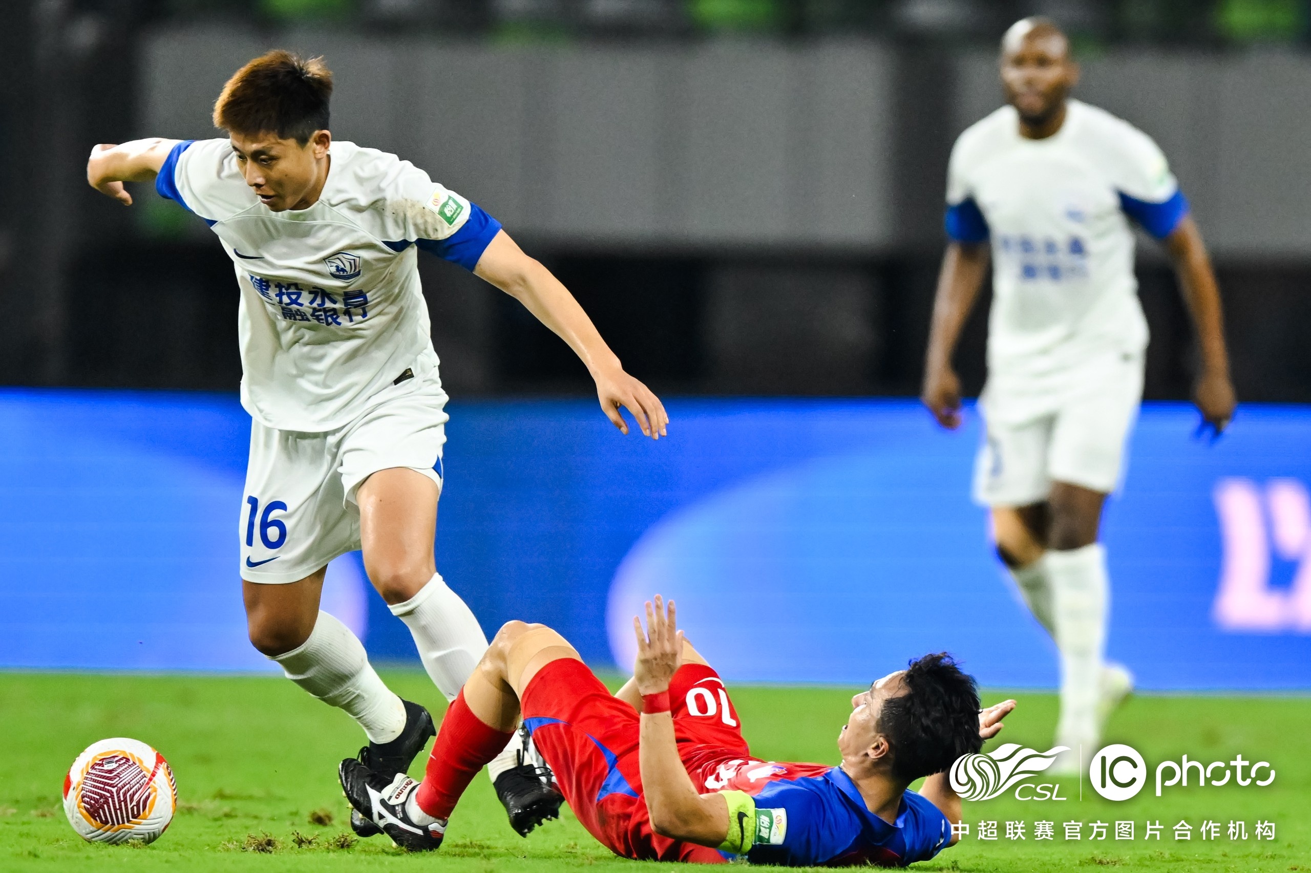 中国险胜巴黎,梅西带队取胜 中国险胜巴黎,梅西带队取胜